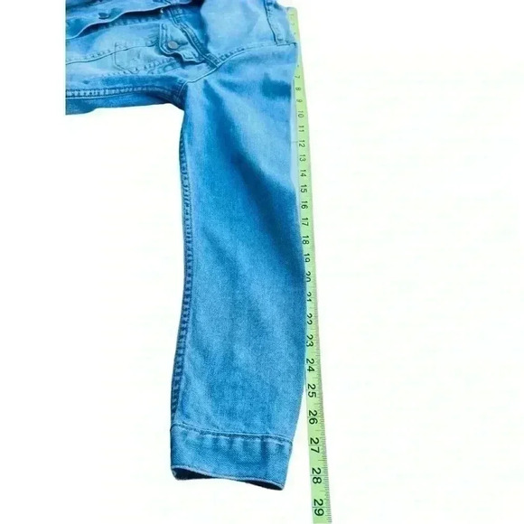 Women’s Gap 1969 Distressed Denim Jacket•Light Wash•Preowned Great Condition• - Picture 5 of 11